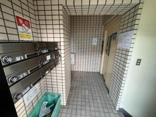 荻窪ハイツ３０１　エレベーターと集合ポスト